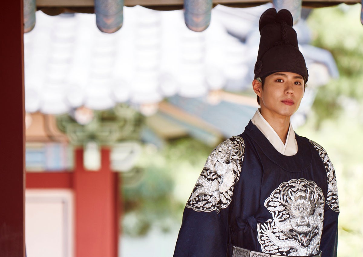 Park Bo Gum nổi tiếng khắp châu Á sau vai hoàng tử Lee Young trong bộ phim Mây họa ánh trăng. Nam diễn viên sinh năm 1993 đặc biệt được fan nữ ngưỡng mộ bởi vẻ điển trai, lịch lãm. Trong mắt đồng nghiệp và fan, Park Bo Gum là một nghệ sĩ cởi mở, sang trọng, tích cực, tốt bụng và lịch thiệp. Park là một trong 10 ngôi sao tuổi Dậu nổi trội của showbiz Hàn. (Ảnh: VIU)